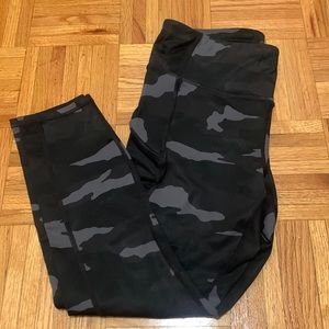 NWT Athleta camo contender 7/8 tight in black camo. Size medium petite.